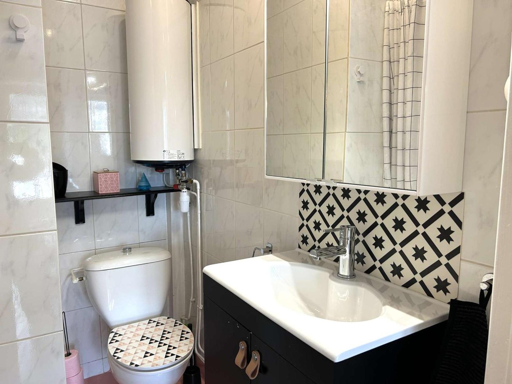 2 Pieces Renove, Terrasse, Parking, Proche Commerces Et - - Fr-1-224-810 * Saint-Gilles-Croix-de-Vie