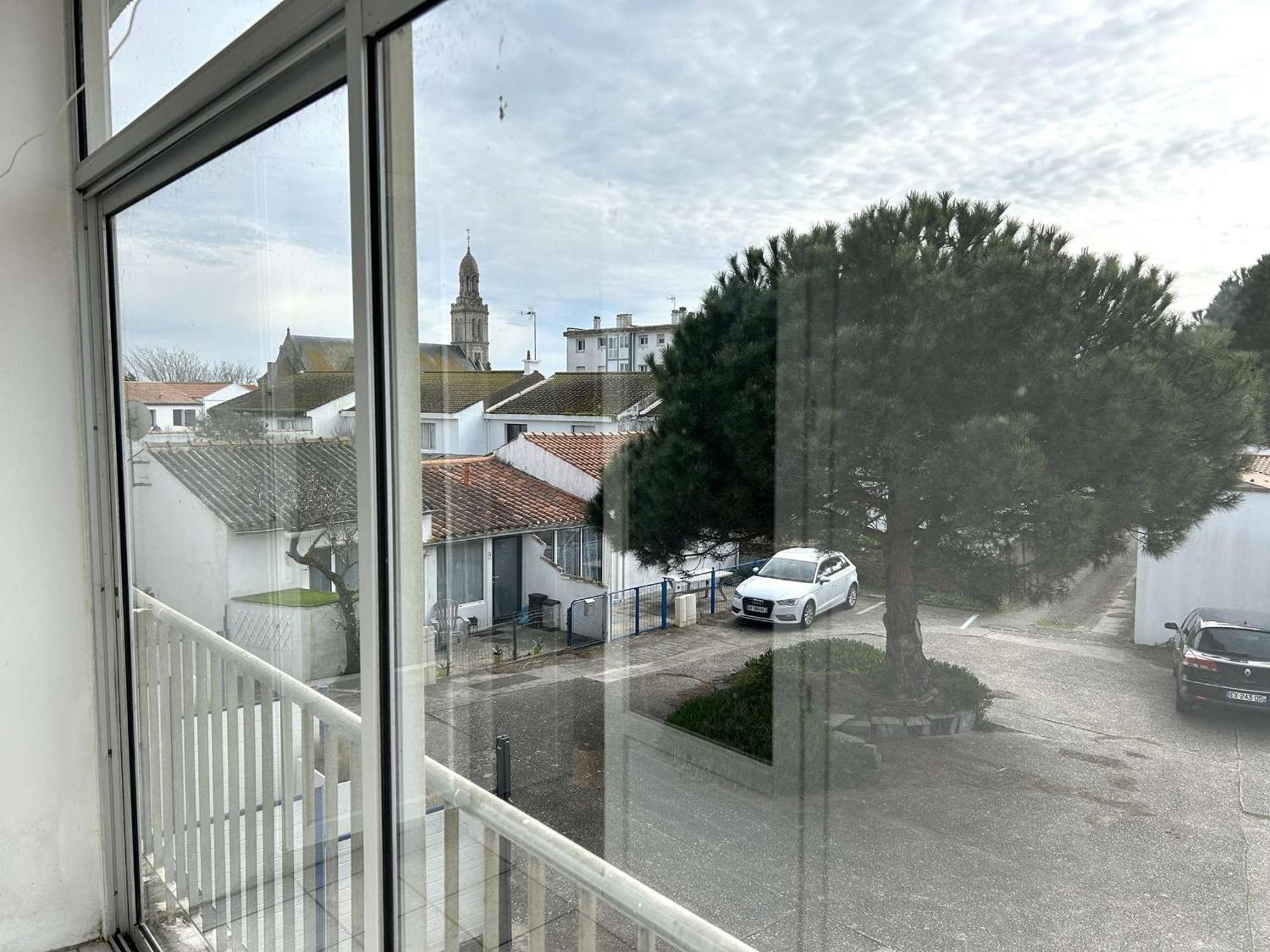 2 Pieces Renove, Terrasse, Parking, Proche Commerces Et - - Fr-1-224-810 *
