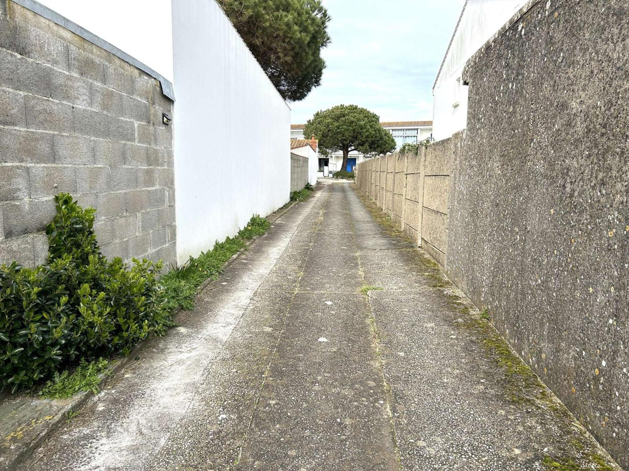 2 Pieces Renove, Terrasse, Parking, Proche Commerces Et - - Fr-1-224-810 Apartment
