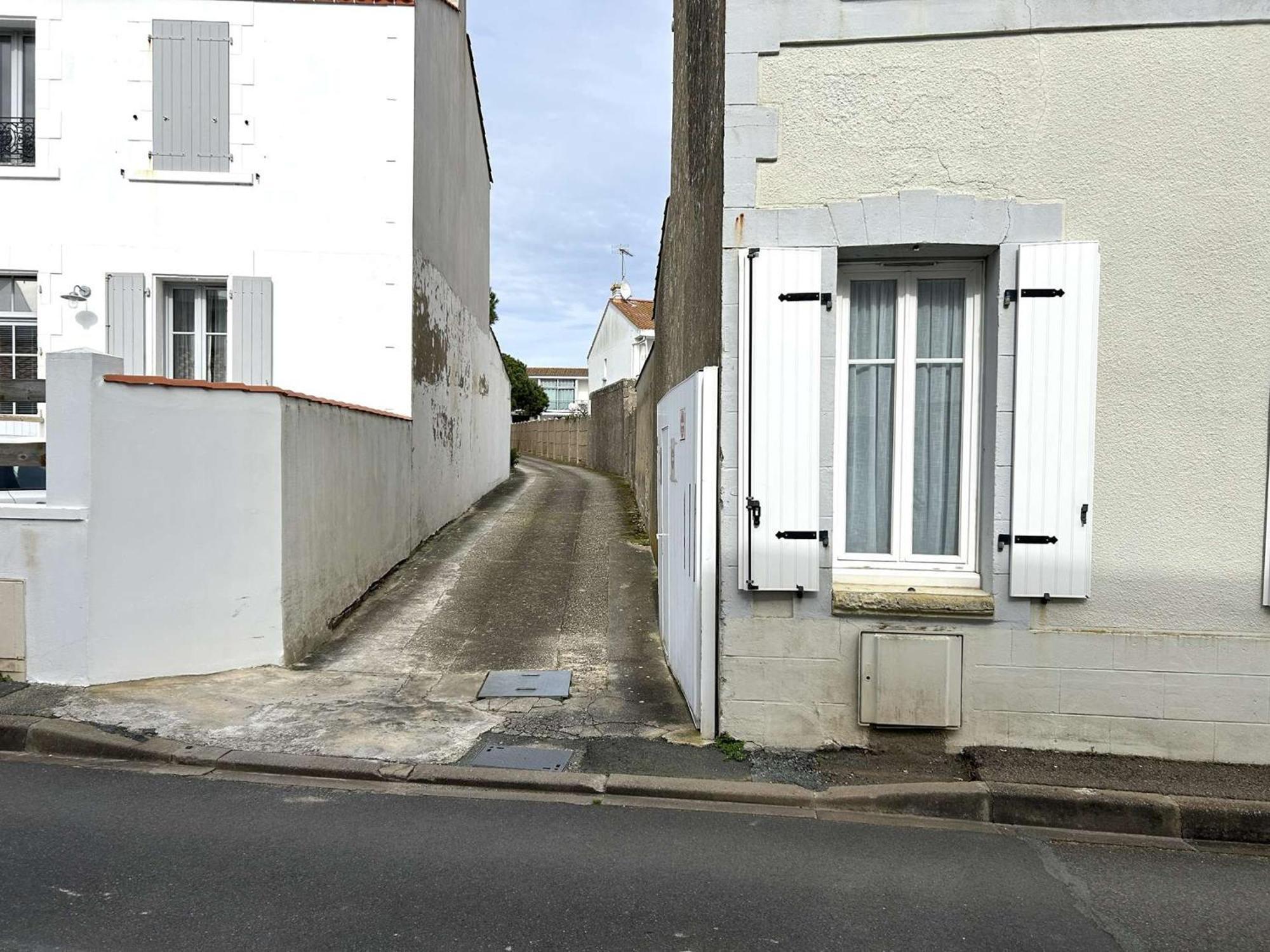 Apartment 2 Pieces Renove, Terrasse, Parking, Proche Commerces Et - - Fr-1-224-810
